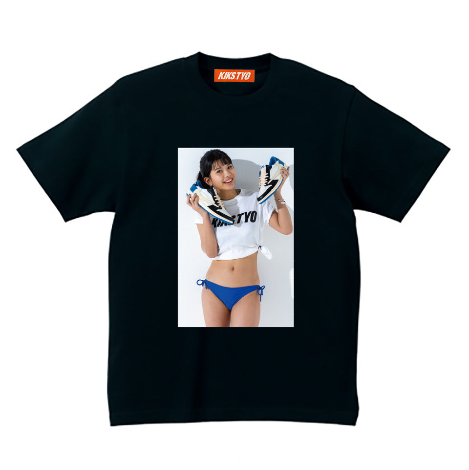 Black T-shirt with a photo of Nanami Asahi holding the AIR JORDAN 1 LOW OG SP "TRAVIS SCOTT x FRAGMENT" sneakers