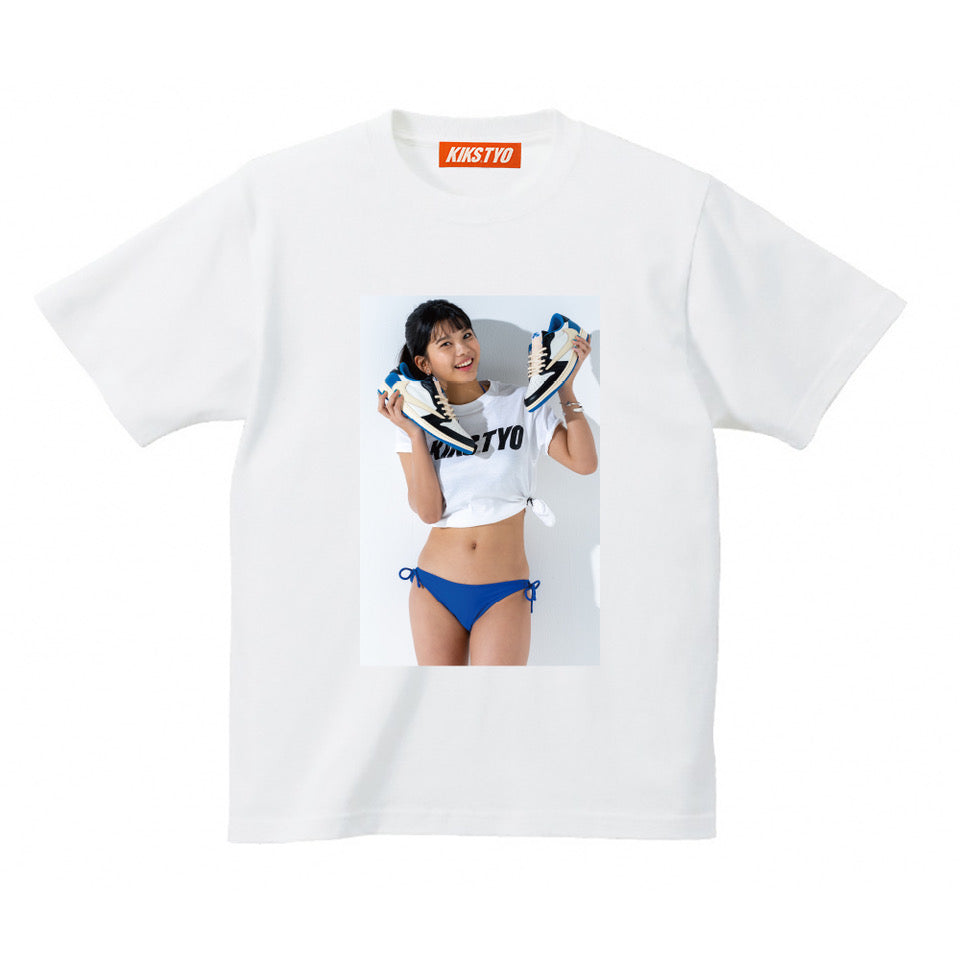 T-shirt with a print of Nanami Asahi holding the AIR JORDAN 1 LOW OG SP "TRAVIS SCOTT x FRAGMENT" sneakers