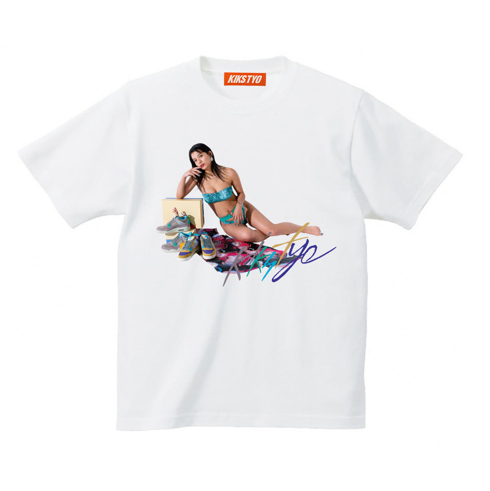 White t-shirt with a print of Nanami Asahi with the AIR JORDAN 4 Retro Union 30th Anniversary sneakers